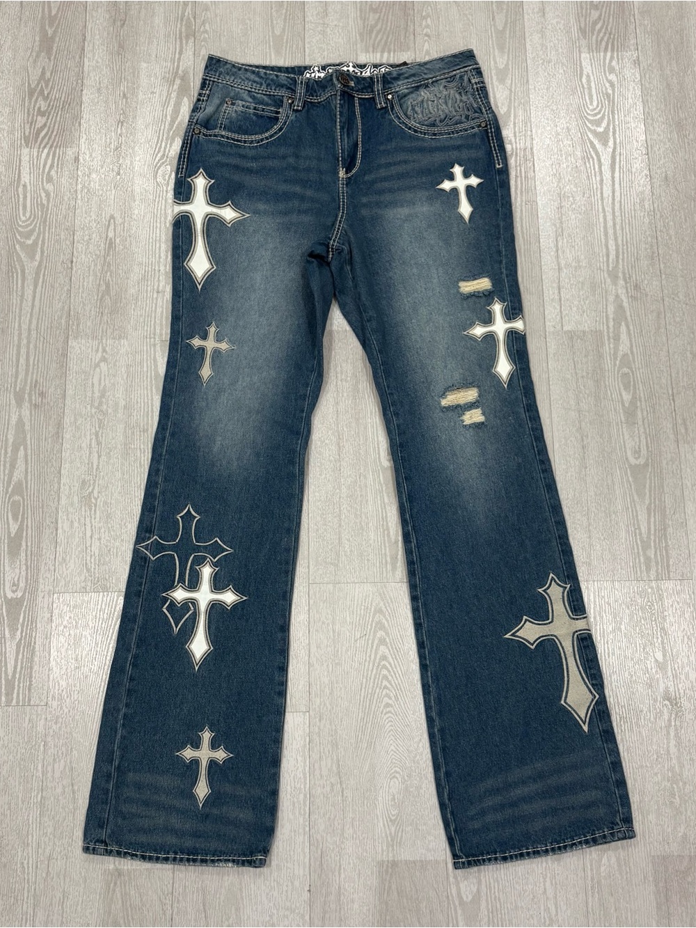 Defender Gothic Cross Applique Y2K Denim Jeans (Medium Wash / Distressed)